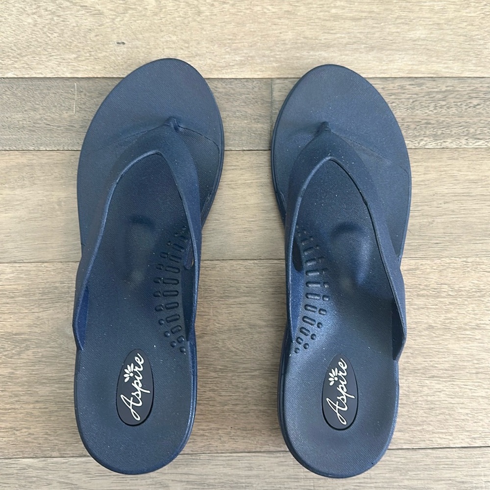 Okabashi Aspire Cushion Flip Flop-Thong  Sandals. Size M/L